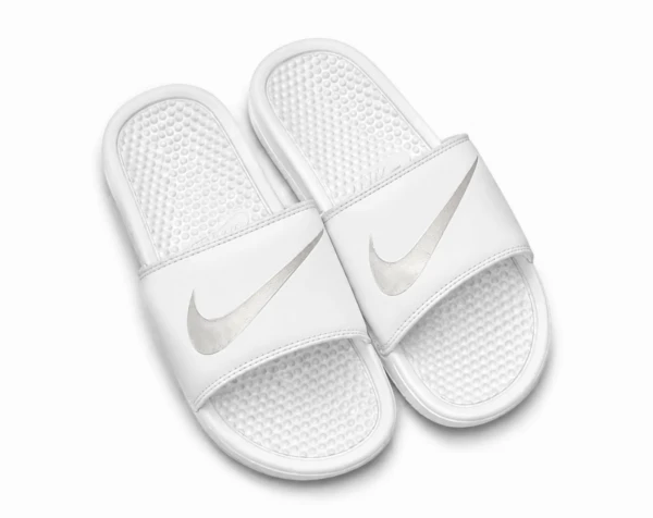 Chancletas Nike Blancas con Plateado/#37,39 y 41's foto | 21 Boutique |  BizneCubano